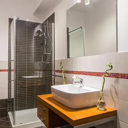 One Metropolitan Apartment *